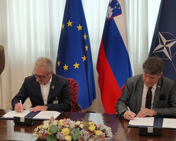 Podpis pogodbe za sofinansiranje Društva TIGR Primorske z ministrom za obrambo RS