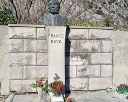 Slovesnost ob grobu pisatelja Franceta Bevka