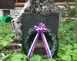 Položili smo venec k spomeniku na Nanosu