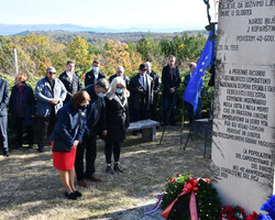 Polaganje venca na komemoraciji v Kučibregu