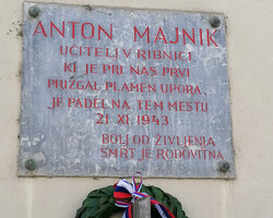 Delegacija Društva TIGR Primorske položila venec k spominski plošči Antona Majnika