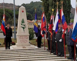 Polaganje cvetja ob spomenik žrtvam fašizma v Strunjanu 