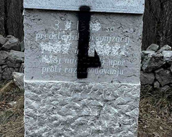 Očistili oskrunjen spomenik pri Padričah 