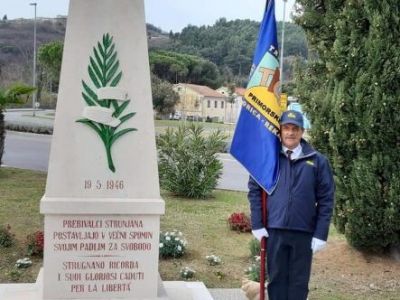 Polaganje cvetja ob spomenik žrtvam fašizma v Strunjanu 