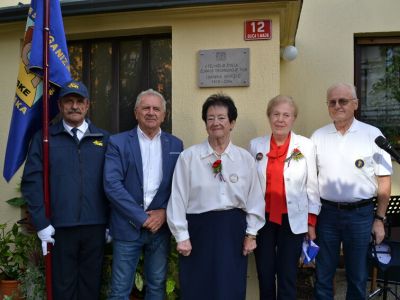 Odkritje spominske plošče v Postojni 