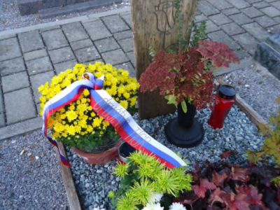 Polaganje cvetja ob 1. novembru v OE Postojna-Pivka 