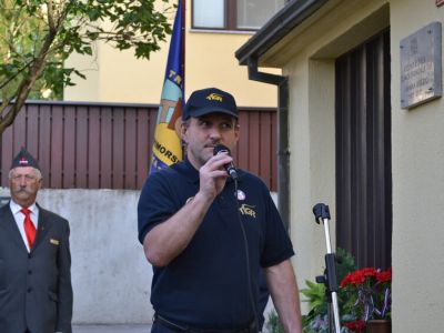 Odkritje spominske plošče v Postojni 