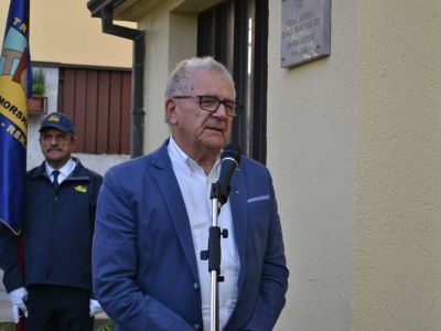 Odkritje spominske plošče v Postojni 