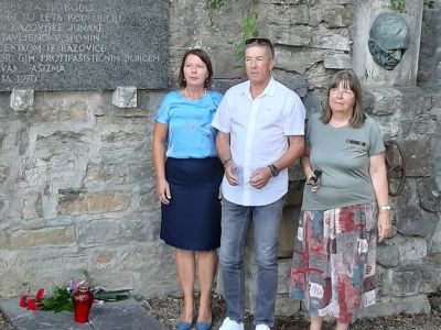 Polaganje cvetja na spominsko obeležje 