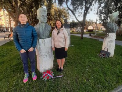 Delegacija Društva TIGR Primorske položila cvetje ob spomenik Pinka Tomažiča