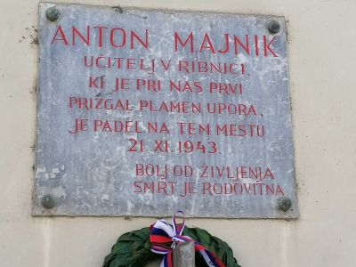 Delegacija Društva TIGR Primorske položila venec k spominski plošči Antona Majnika