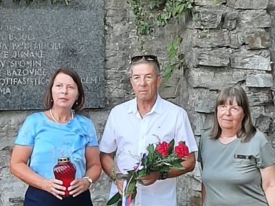 Polaganje cvetja na spominsko obeležje 