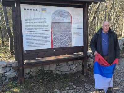 Slovesnost ob spomeniku v Padričah -  Odkrita je bila nova informacijska tabla