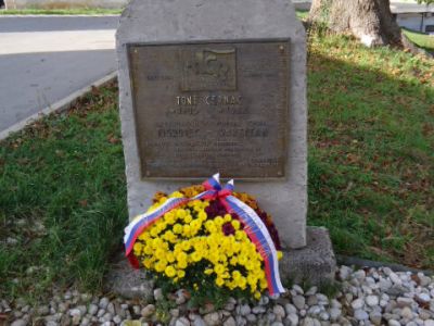 Polaganje cvetja ob 1. novembru v OE Postojna-Pivka 