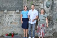 Polaganje cvetja na spominsko obeležje 