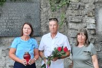 Polaganje cvetja na spominsko obeležje 